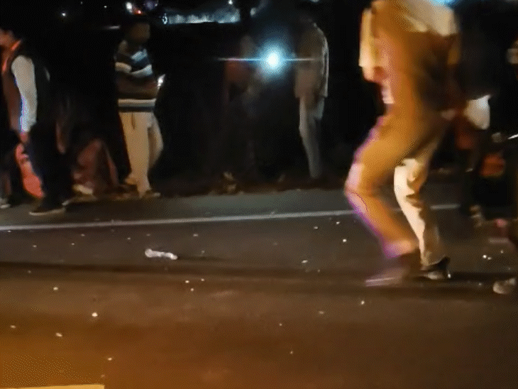 मौके पर पहुंचे पुलिसकर्मियों नेघायलों को अस्पताल पहुंचाया।