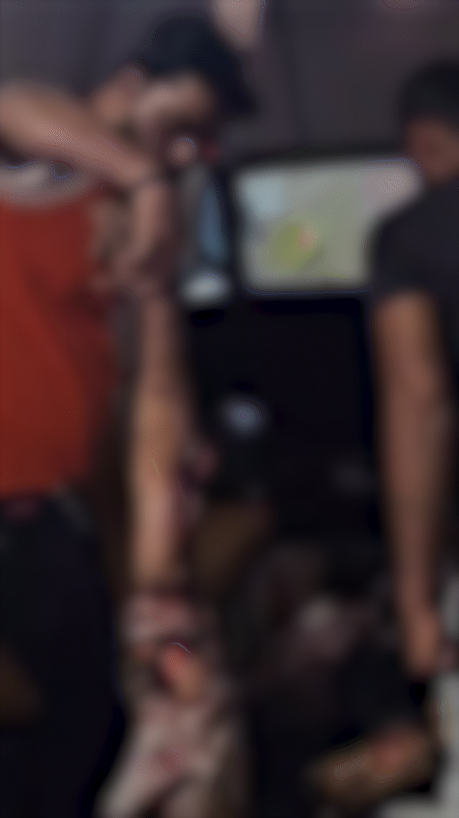 हादसे में एक महिला और एक बच्चे के हाथ कटकर अलग हो गए।