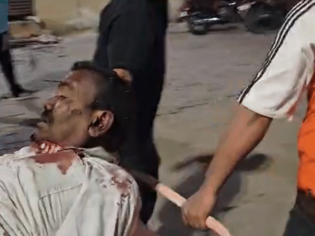 घायलों को स्ट्रेचर पर अस्पताल लाया गया।