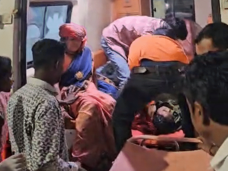 पुलिस और स्थानीय ग्रामीणों की मदद से घायलों को अस्पताल लाया गया।