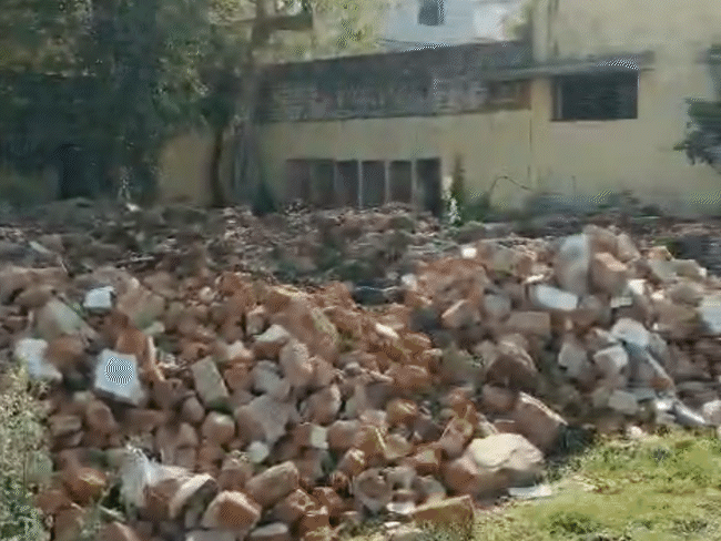 कुछ लोगों ने स्कूल परिसर में अतिक्रमण भी कर रखा है।