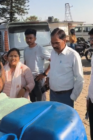 देवरिया में एक पेट्रोल पंप पर भारी भीड़ उमड़ी पड़ी। एक युवक नीला ड्रम लेकर तेल भरवाने पहुंचा।