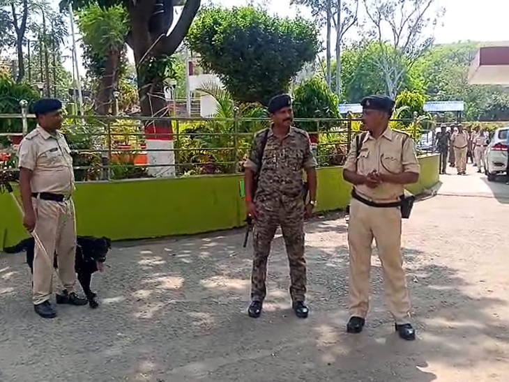 डॉग स्क्वाड के साथ सघन तलाशी अभियान शुरू किया गया।