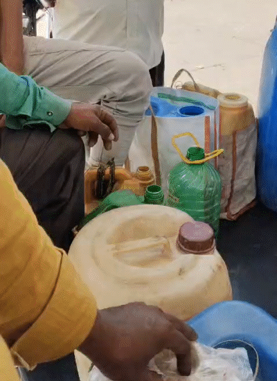 सुल्तानपुर में लोग गाड़ियों के साथ-साथ ड्रम और बोतलों में भी पेट्रोल भरवाते दिखे।