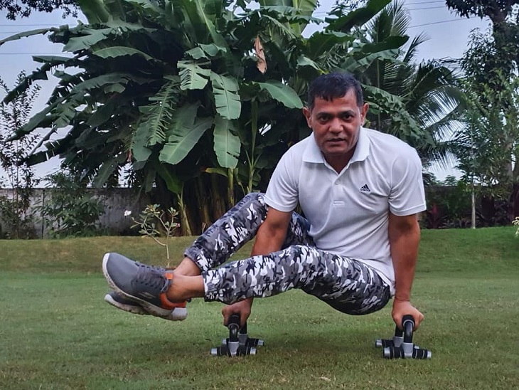 SI की पत्नी का आरोप है कि योग सिखाने के दौरान IPS डांगी ने उन्हें परेशान किया।