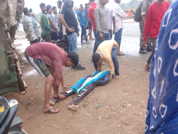 घटना के बाद स्थानीय लोगों की भीड़ जमा हो गई थी।