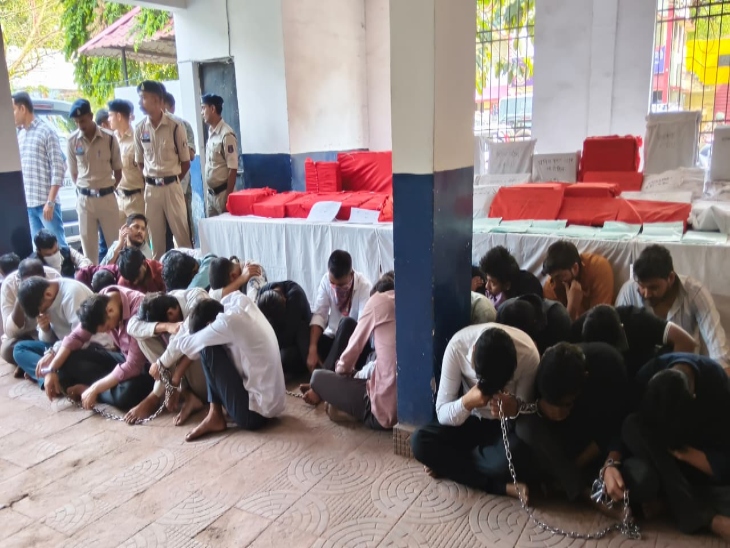 गिरफ्तार लड़कों से पुलिस पूछताछ कर रही है।