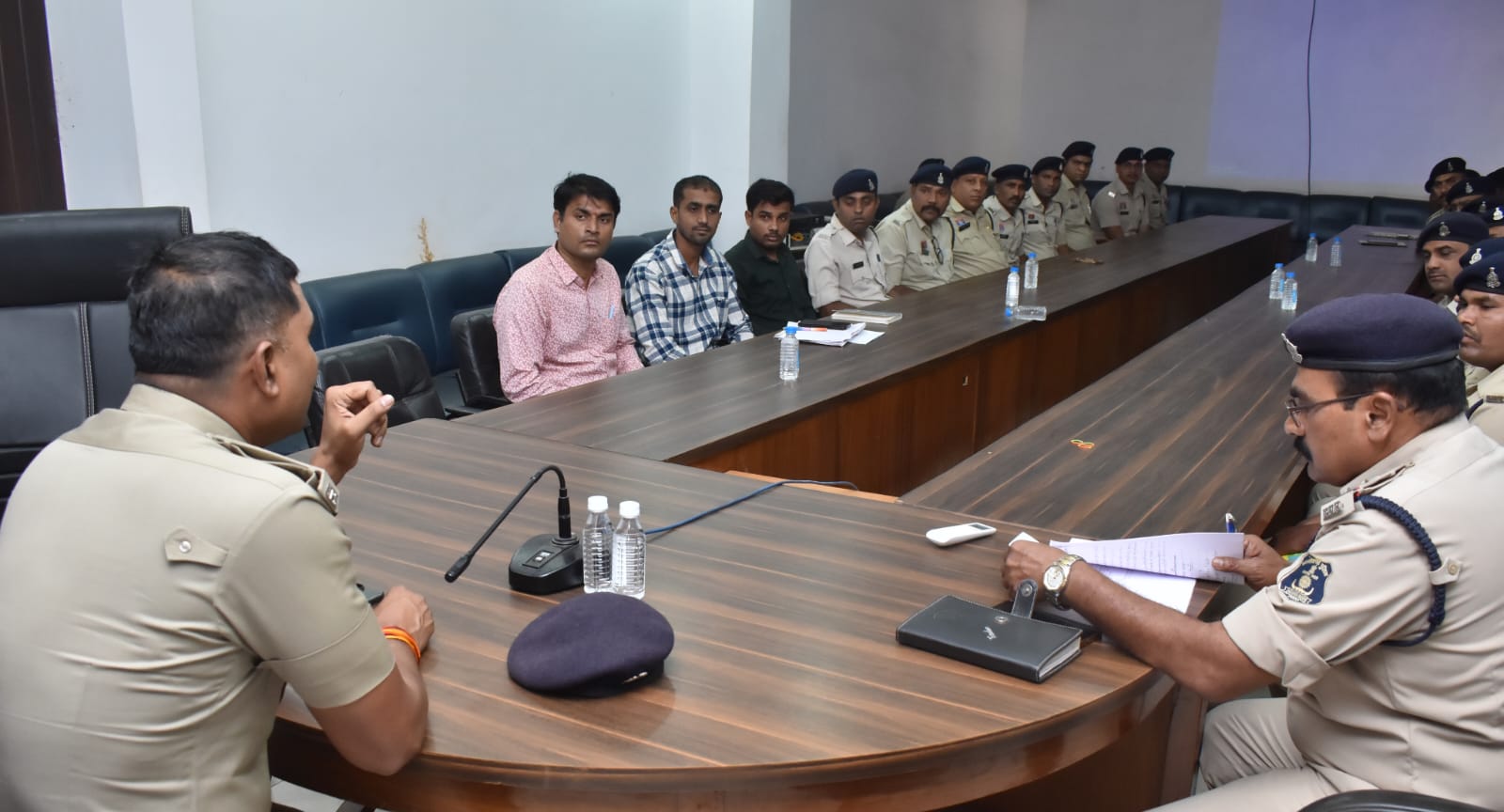 एएसपी मणिशंकर चंद्रा ने डॉयल-112 के अधिकारियों-कर्मचारियों की बैठक।