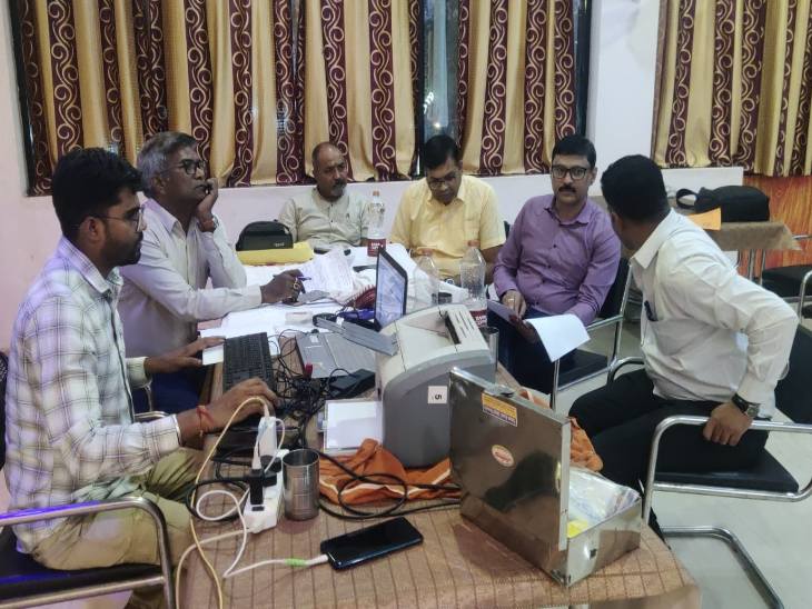 चालान पेश करने और जब्त वाहन छोड़ने के बदले मांगी थी रिश्वत।