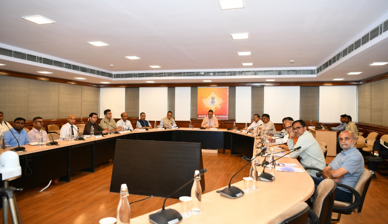 बैठक में सुभाष गर्ग,मनोज नयांगली, अशोक कोठारी सहित अन्य विपक्ष और सत्ता पक्ष के विधायक भी मौजूद रहे।