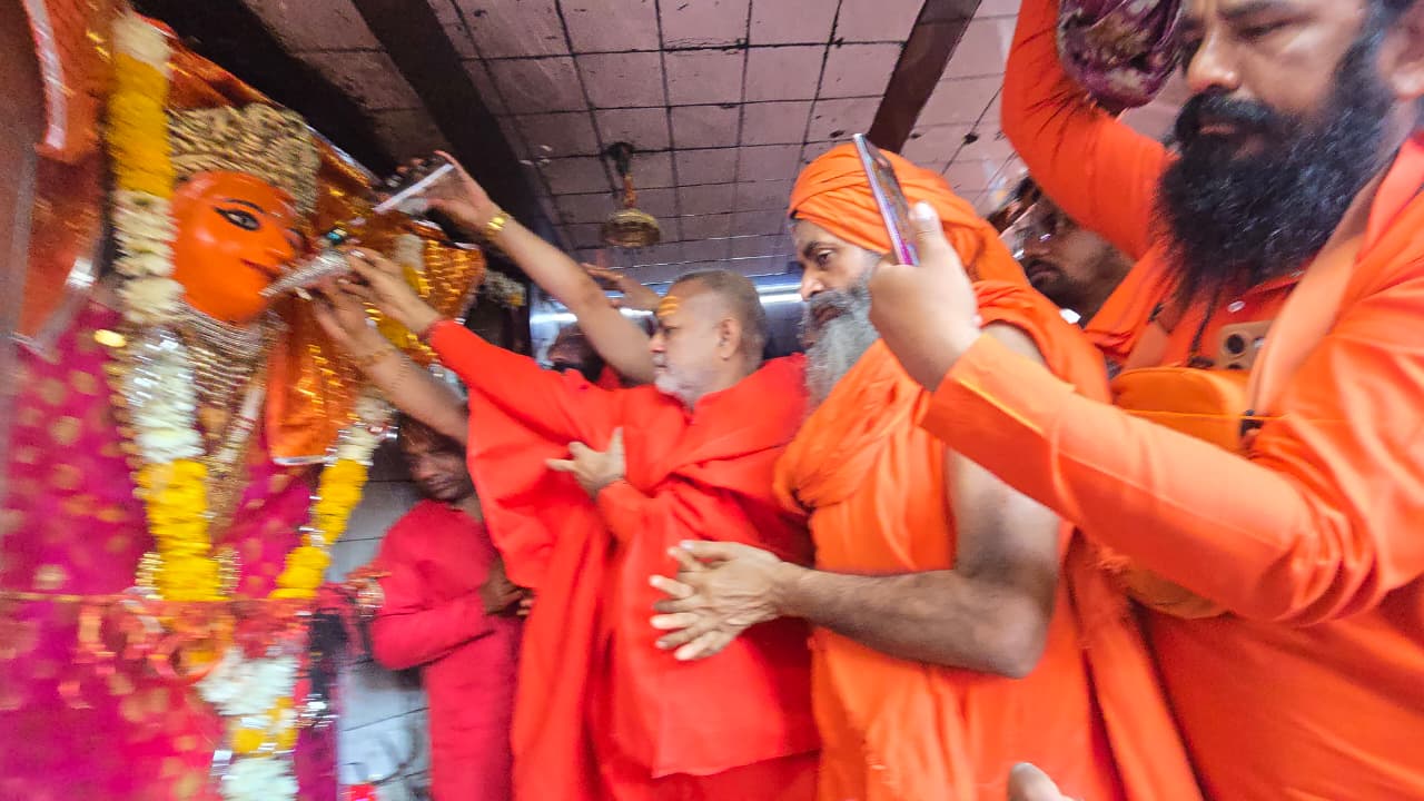 24 खंबा स्थित माता महामाया और महालाया माता मंदिर में विशेष पूजन के साथ मदिरा का भोग लगाते संत।