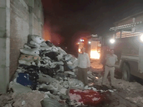 आगजनि के वक्त मौके पर मौजूद स्थानीय लोग व दमकलकर्मी आग को बुझाते हुए।