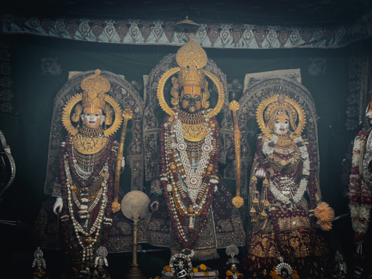 रायपुर के दूधाधारी मंदिर में भगवान राम और माता सीता का विशेष श्रृंगार किया गया।