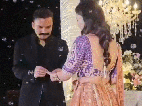 IPS अंशिका वर्मा को रिंग पहनाते संभल एसपी केके बिश्नोई।