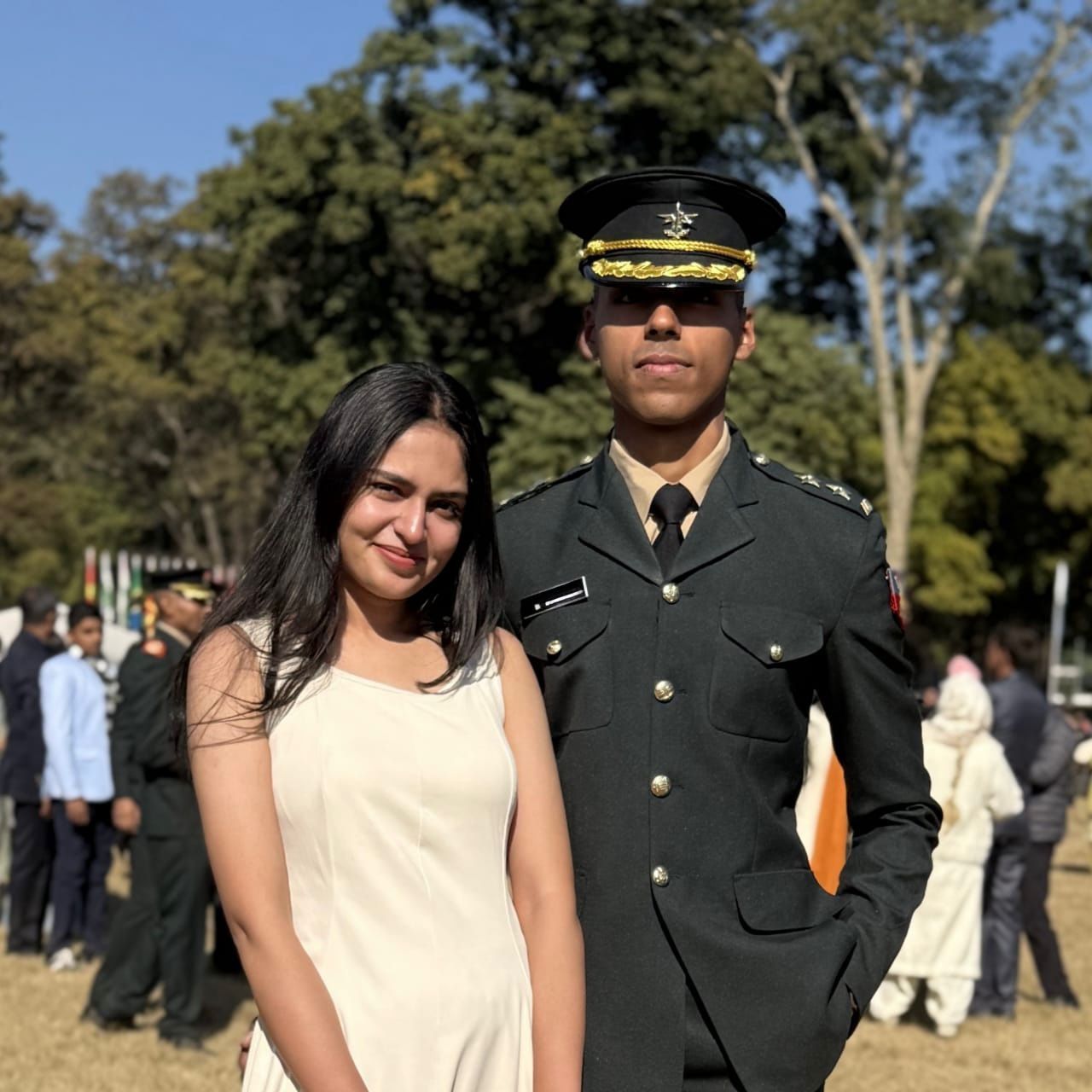 मानसी अपने भाई के साथ। उनके भाई इंडियन आर्मी में लेफ्टिनेंट हैं।