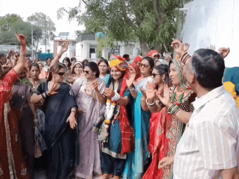 डीजे की गूंजती धुन, रंग-बिरंगे परिधानों में थिरकती महिलाएं और महिला अधिकारिता विभाग में सुपरवाइजर के पद पर कार्यरत अल्का पूनियां।