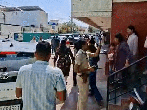मॉल में चल रहे थिएटर से सभी लोगों को बाहर निकाला गया।