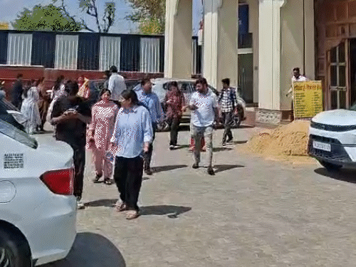 धमकीभरा मेल मिलने की सूचना के बाद सिने स्क्वायर मॉल में चल रहे ऑफिस को खाली कराया गया।