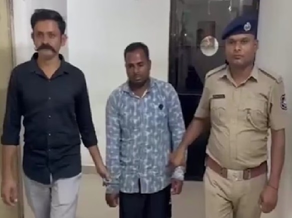 पुलिस हिरासत में आरोपी पिता अनिल राठोड़। - Dainik Bhaskar