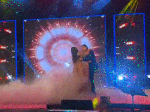 स्टेज पर डांस करते एसपी केके बिश्नोई और अंशिका वर्मा।