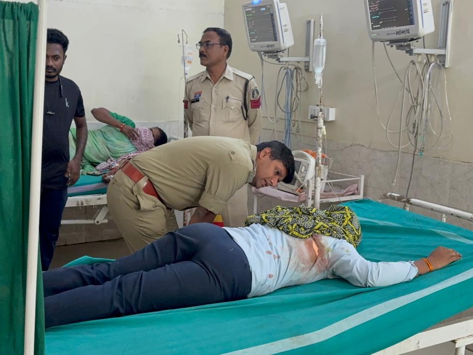 युवती से पूछताछ करती पुलिस। आरोपी मौके से फरार हो गए।