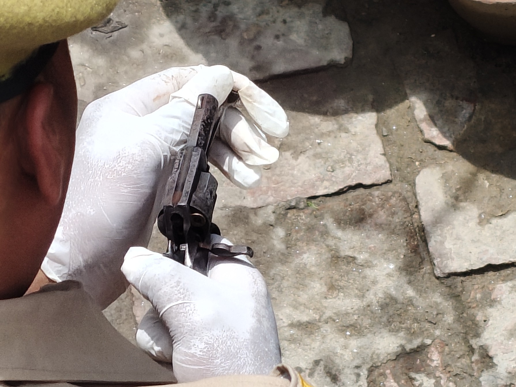 पुलिस ने मौके से लाइसेंसी रिवॉल्वर बरामद की है। इसमें एक गोली अटकी हुई है।