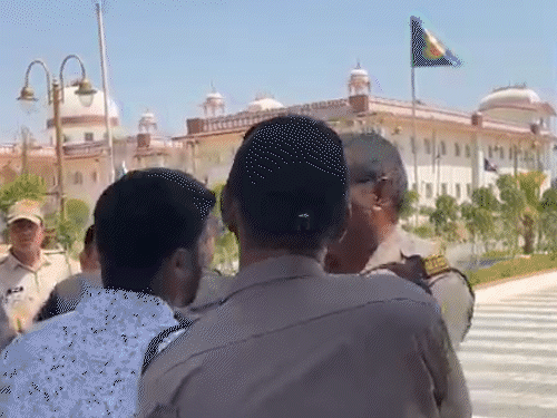 यूनिवर्सिटी परिसर में घुसने लगे तो सुरक्षाकर्मियों के साथ उनकी धक्कामुक्की हुई।