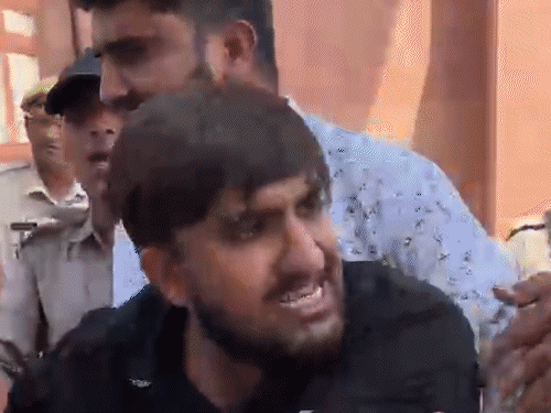 छात्रों ने शैलेंद्रनाथ महाराज को मानद उपाधि दिए जाने का विरोध किया