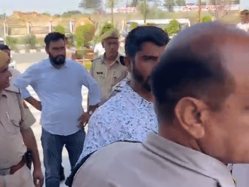 प्रदर्शन के दौरान सुरक्षाकर्मी भी तैनात रहे।