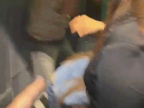 लिफ्ट के अंदर मारपीट होते हुए। लड़कियों से भी मारपीट की गई और गालियां दी जा रही है।