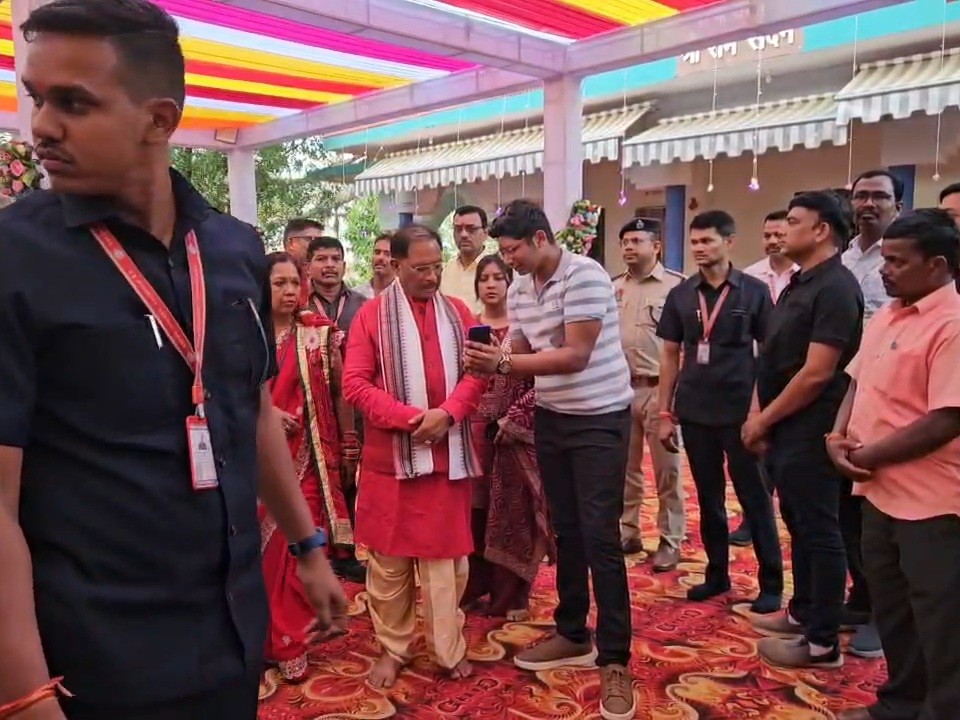 सीएम साय पत्नी कौशल्या देवी साय अपने गृह ग्राम बगिया पहुंचे।