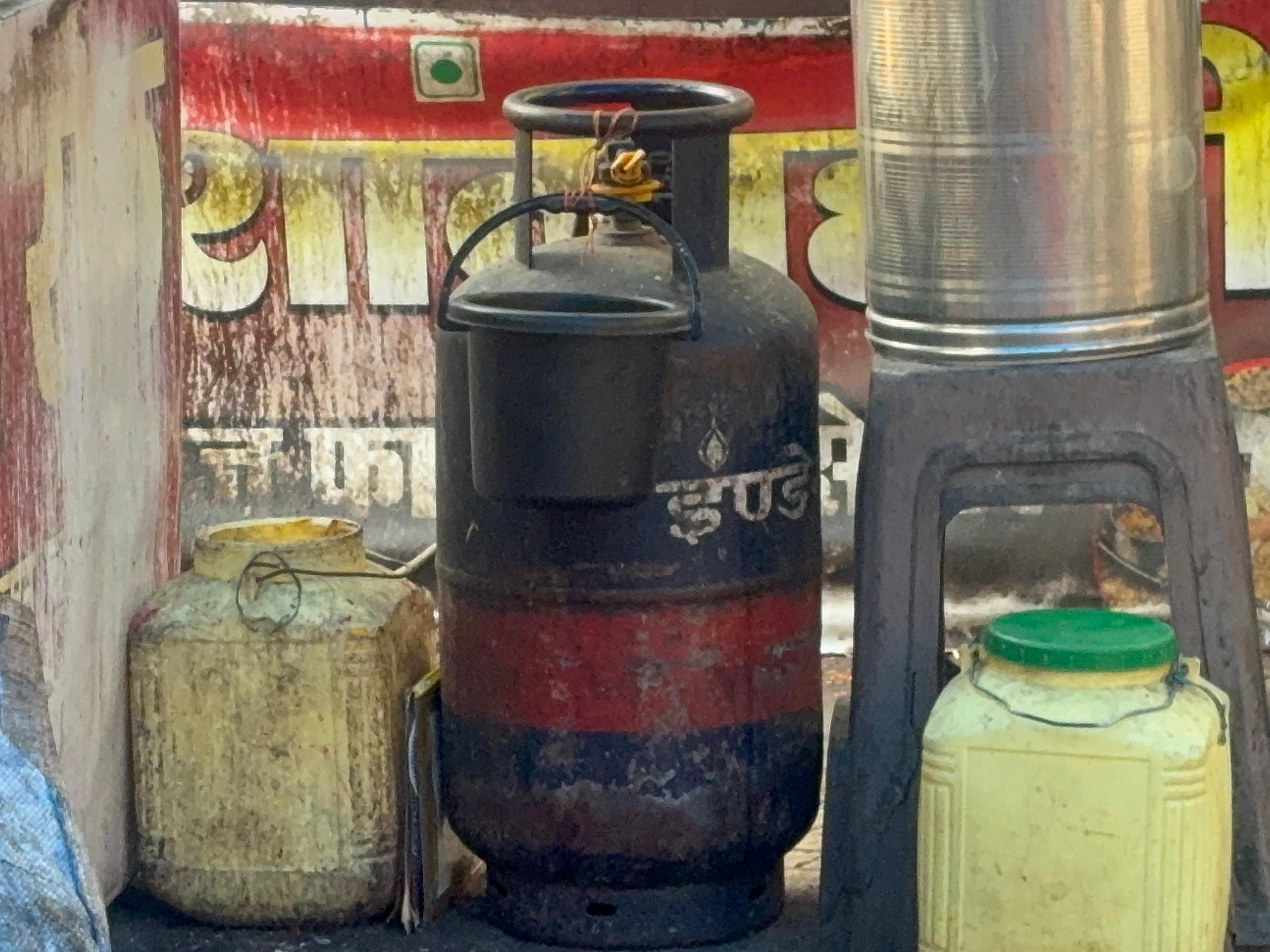 अब चोर सिलेंडरों पर कर रहे हैं हाथ साफ़