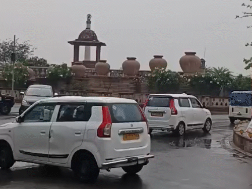 लखनऊ में शुक्रवार सुबह हल्की बारिश हुई। कई इलाकों में रुक-रुक कर बरसात का दौर जारी है।