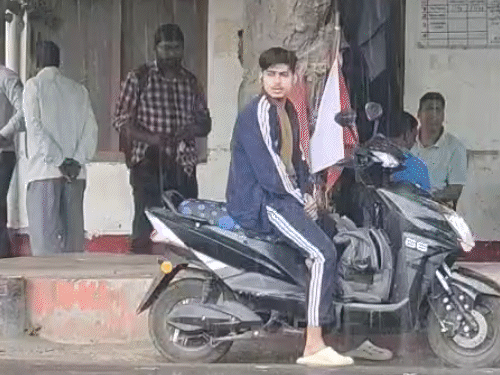 सीतापुर में सुबह-सुबह बारिश हुई। लोग सड़क किनारे लगे पेड़ और टिन शेड के नीचे रुककर बचते नजर आए।