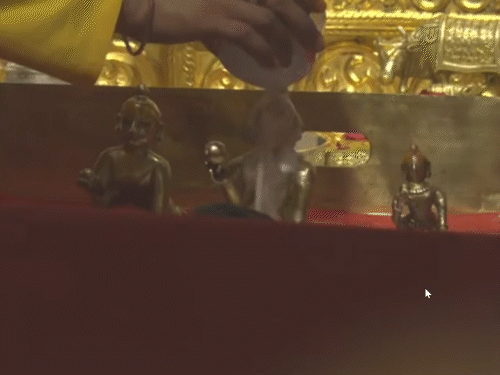 सूर्य तिलक से पहले राम मंदिर में रामलला का पंचामृत अभिषेक किया गया।