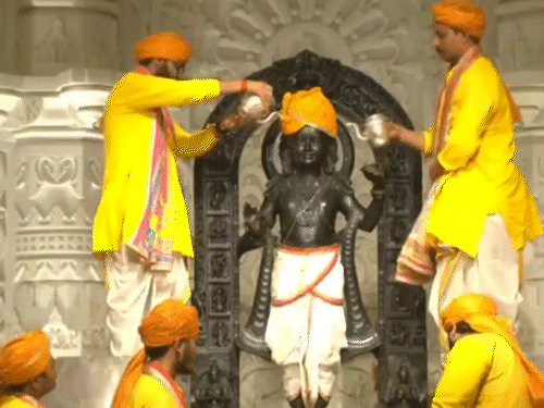 सूर्य तिलक से पहले रामलला की विशेष पूजा-अर्चना की गई।