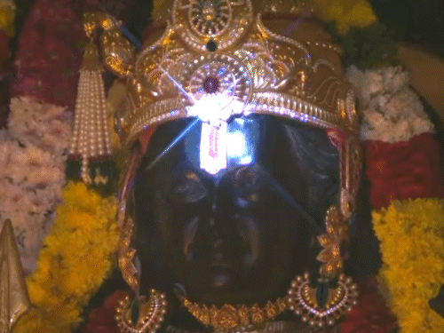 दोपहर 12 बजे अभिजीत मुहूर्त में रामलला का सूर्य तिलक किया गया।