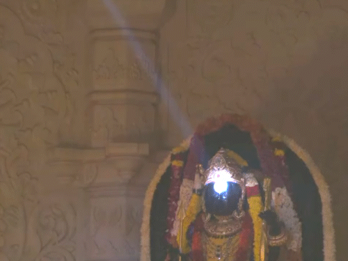 रामनवमी पर 9 मिनट तक रामलला का सूर्य तिलक, अयोध्या पहुंचे 10 लाख श्रद्धालु