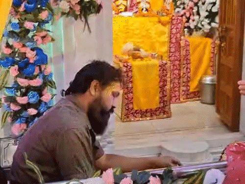 दुर्ग के श्री राम पंचायती मंदिर में सुबह से ही भक्त दर्शन के लिए पहुंचे।