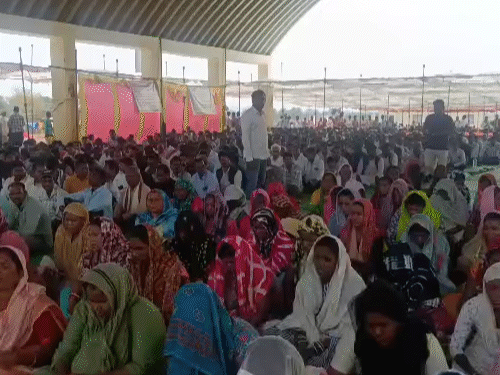 इस विरोध प्रदर्शन में अलग-अलग जिलों से लोग पहुंच रहे हैं।