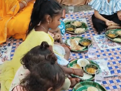 रायगढ़ की बूढ़ी माई मंदिर में रामनवमी के दिन कन्या भोज कराया गया।
