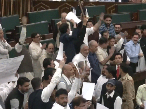 जम्मू-कश्मीर विधानसभा में एनसी के नेताओं ने खामेनेई के पोस्टर दिखाए। - Dainik Bhaskar