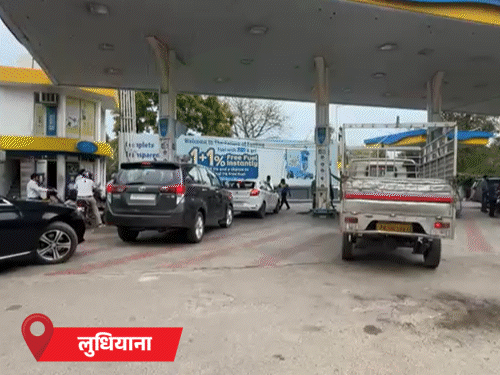 अलग-अलग शहरों में लोग तेल भरवाने के लिए पेट्रोल पंपों पर पहुंच रहे हैं।