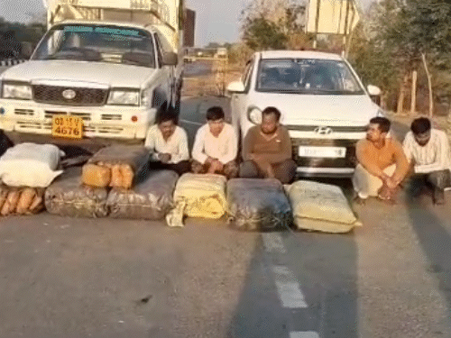 पिकअप वाहन से 2 क्विंटल 25 किलो गांजा जब्त किया गया था।