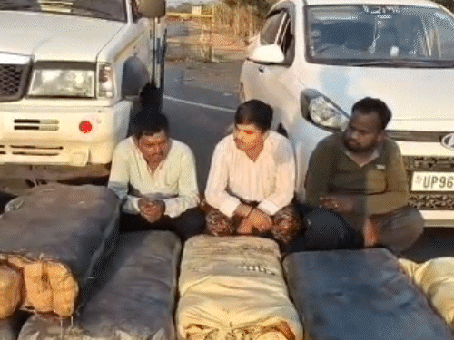 पिकअप को सुरक्षित निकालने के लिए आगे चल रही एक कार को पुलिस ने जब्त कर उसमें सवार 4 आरोपियों को गिरफ्तार किया है।