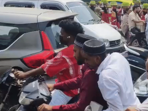 आजाद चौक शारदा चौक से लेकर कंकाली तालाब पुरानी बस्ती तक ट्रैफिक डाइवर्ट की स्थिति रही।