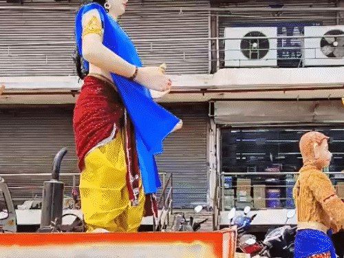 रामनवमी के अवसर पर आमापारा क्षेत्र में झांकी निकाली गई।