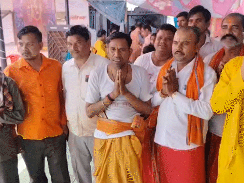 भगवान श्रीराम के जन्म के समय मंदिर में जय श्रीराम के जयकारे गूंज उठे।