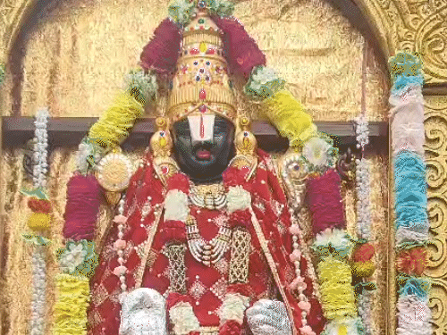 बिलासपुर के श्री वेंकटेश मंदिर में सुबह 5:30 बजे सुप्रभातम और उत्थापन आरती हुई।