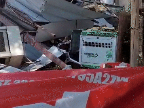 4 मंजिला बिल्डिंग मेडिकल स्टोर की बन रही थी।